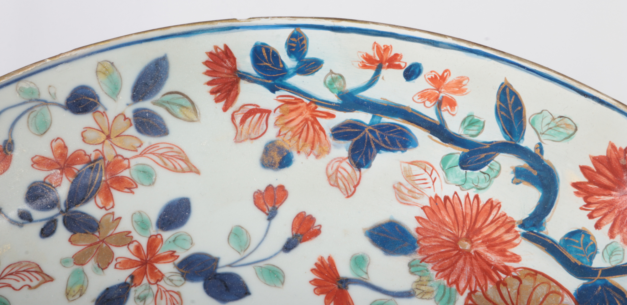 A 19th century Chinese Imari dish. Painted with a brocade pattern incorporating mons and trailing - Image 4 of 7