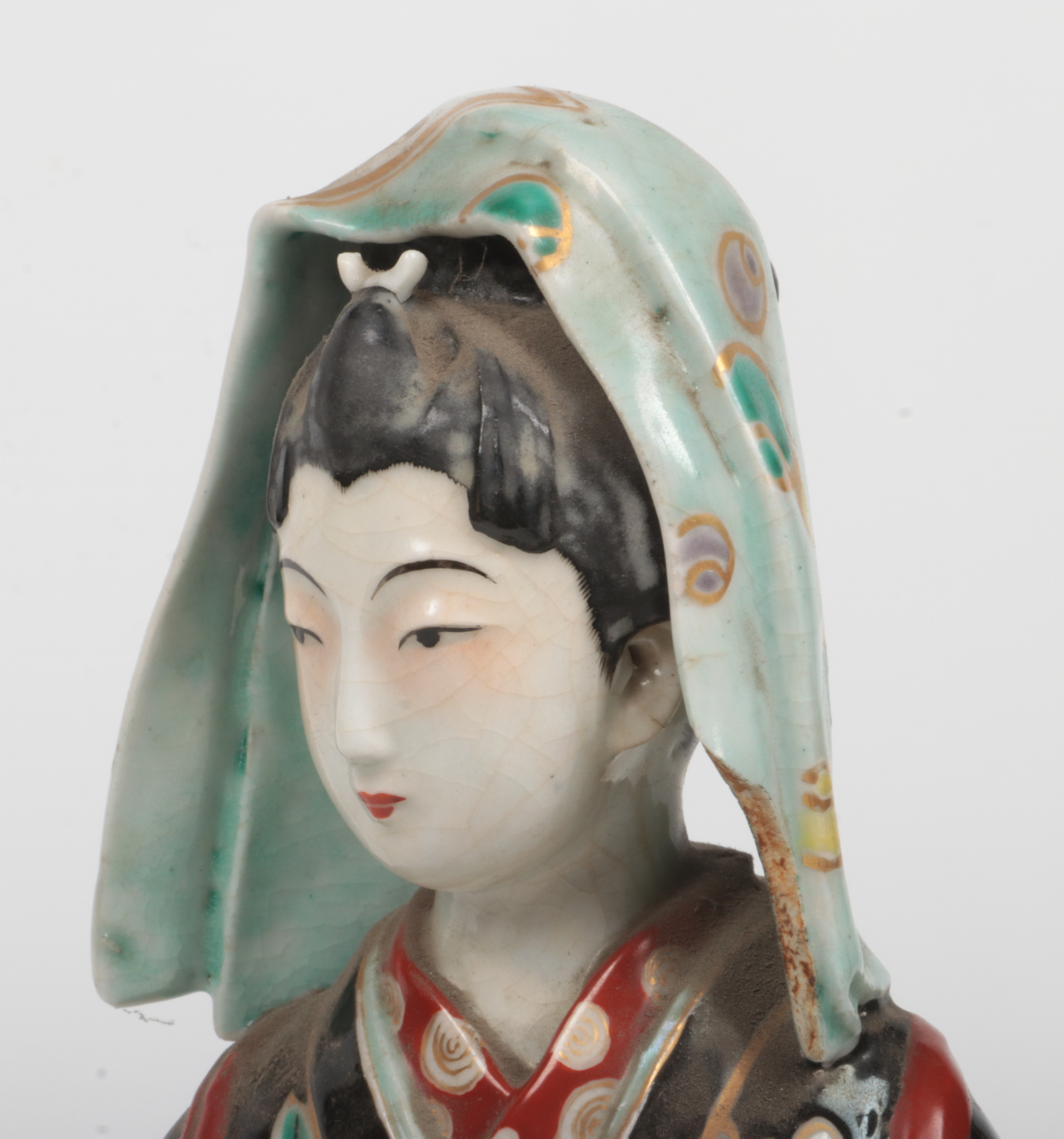 A Japanese Meiji period Kutani figure. Decorated in coloured glazes and formed as a maiden with a - Image 5 of 5