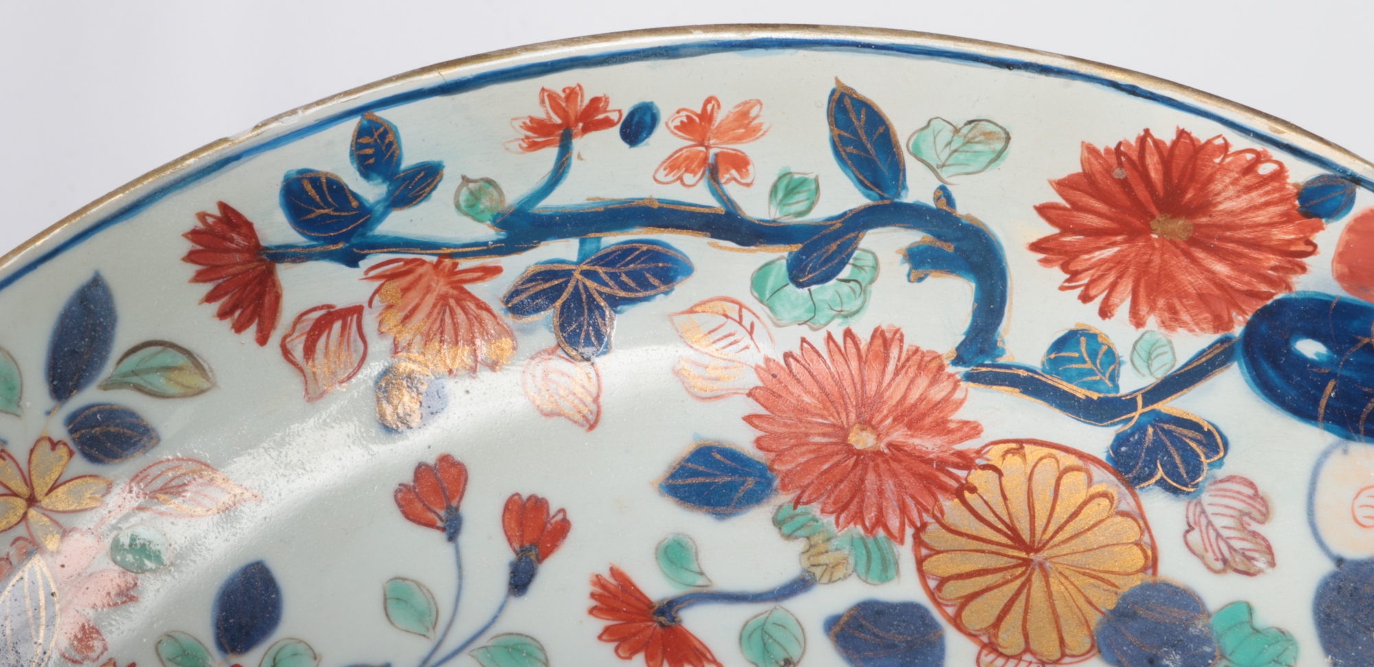 A 19th century Chinese Imari dish. Painted with a brocade pattern incorporating mons and trailing - Image 3 of 7