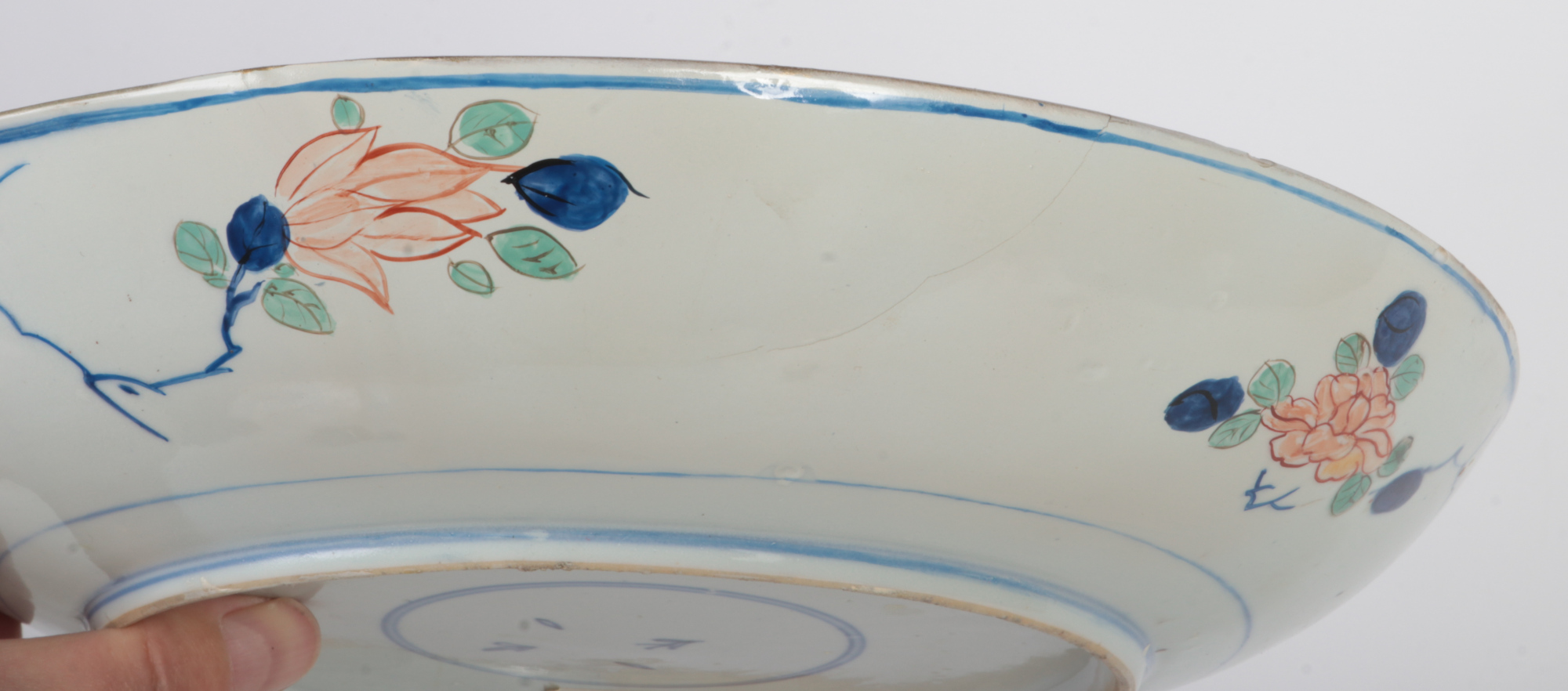 A 19th century Chinese Imari dish. Painted with a brocade pattern incorporating mons and trailing - Image 7 of 7