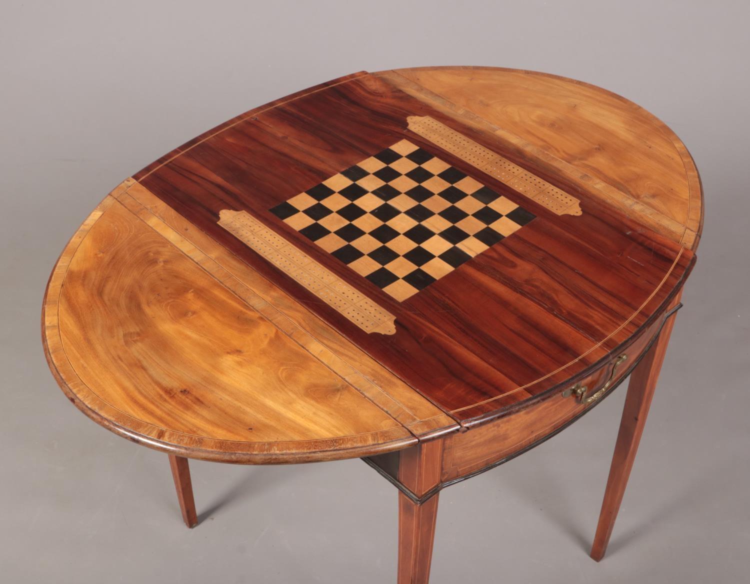 A George III satinwood Pembroke games table. Crossbanded in mahogany, with strung inlay and raised - Image 4 of 5