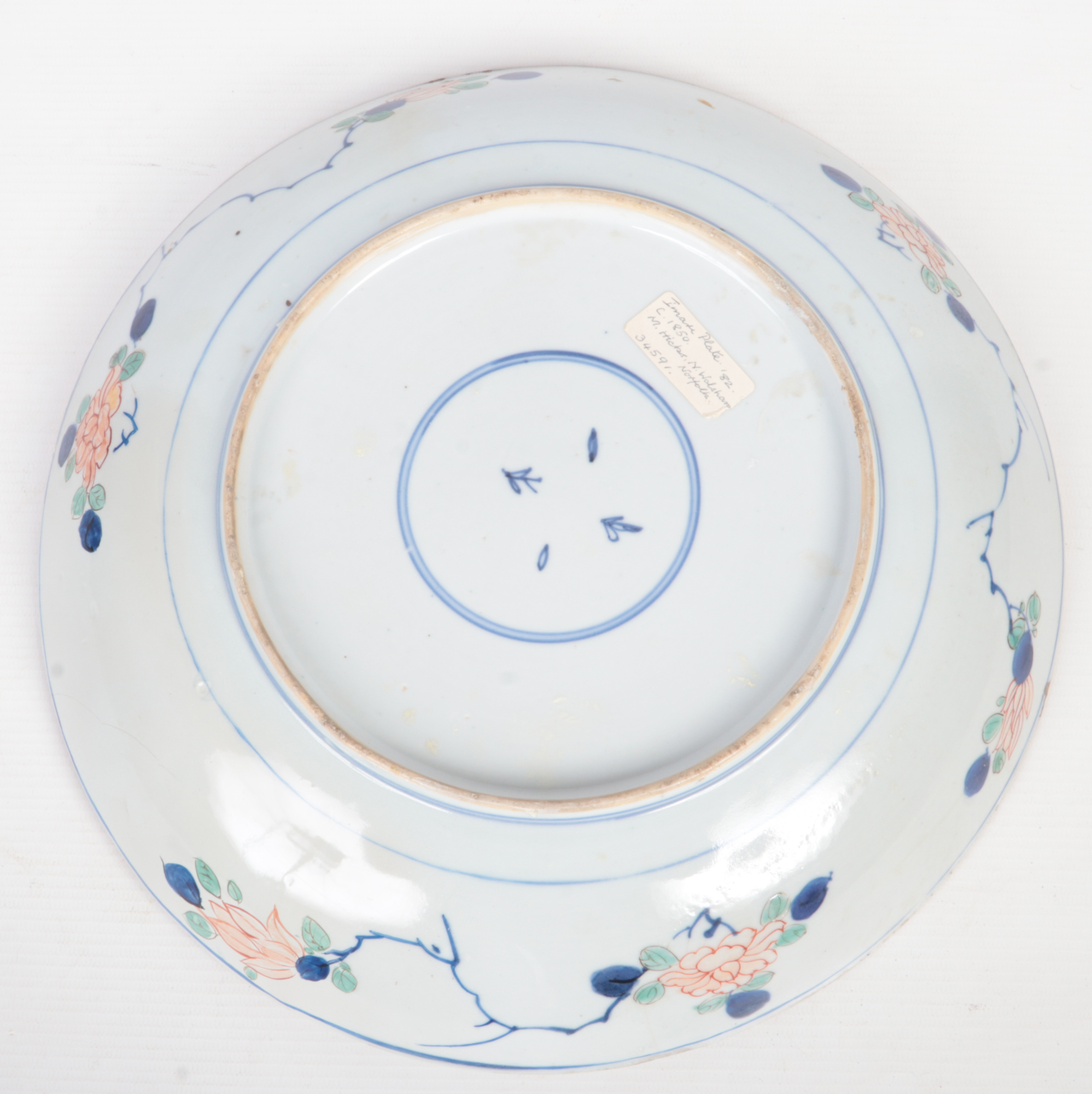A 19th century Chinese Imari dish. Painted with a brocade pattern incorporating mons and trailing - Image 2 of 7