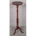 A mahogany turned and reeded jardiniere stand. (93cm tall)