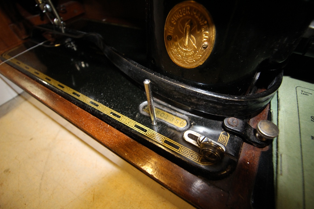 Singer sewing machine - Image 3 of 5