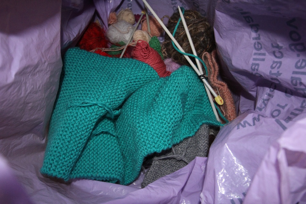 2 bags of knitting needles and wool