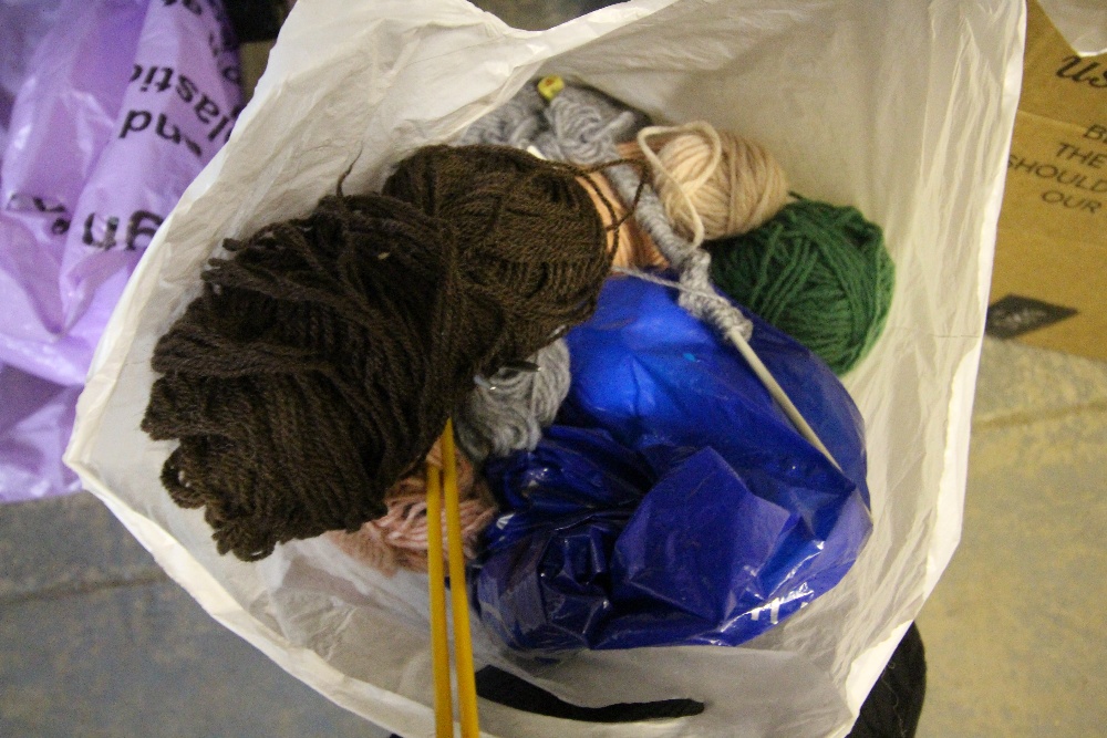 2 bags of knitting needles and wool - Image 2 of 2