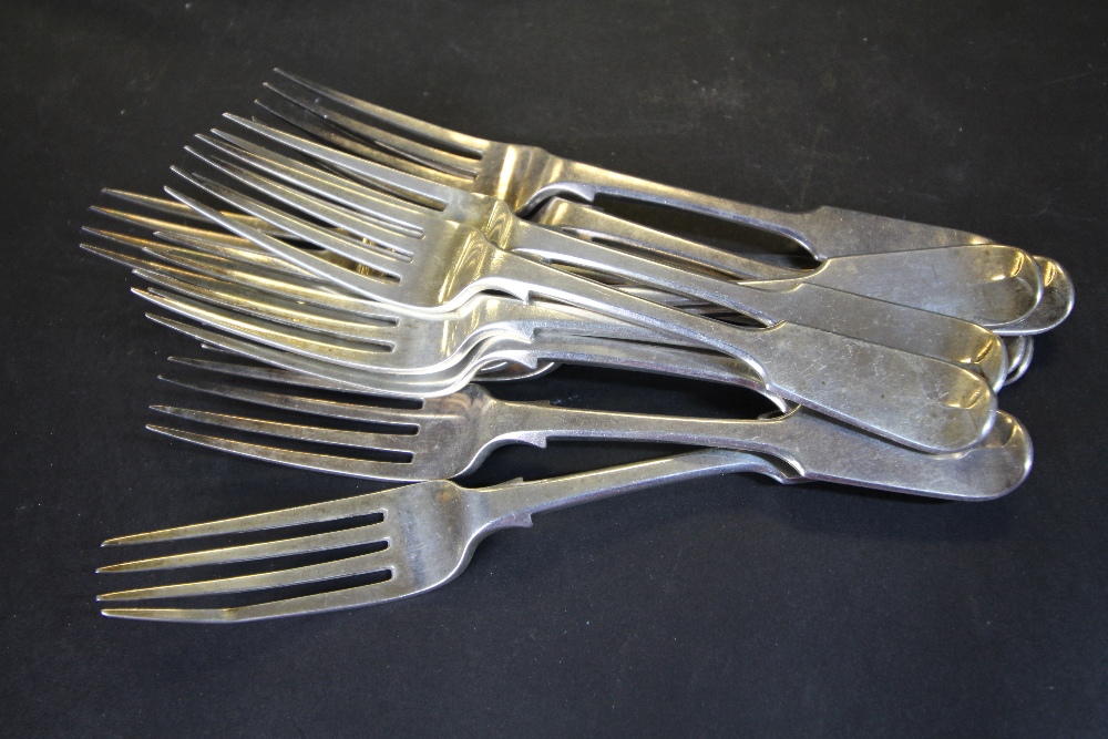 12 Victorian silver forks 595g