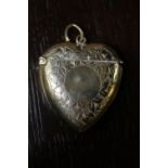 Victorian silver plated heart shaped vesta case (lid closure poor)