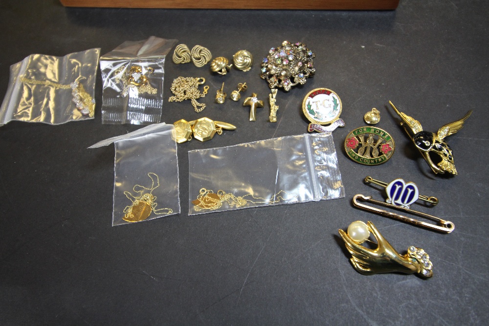 Misc yellow metal & costume jewellery