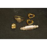 9ct gold brooch, 9ct earrings, signet ring (A/F) & gold tooth 7.8 g