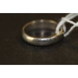 White metal - possibly platinum ring