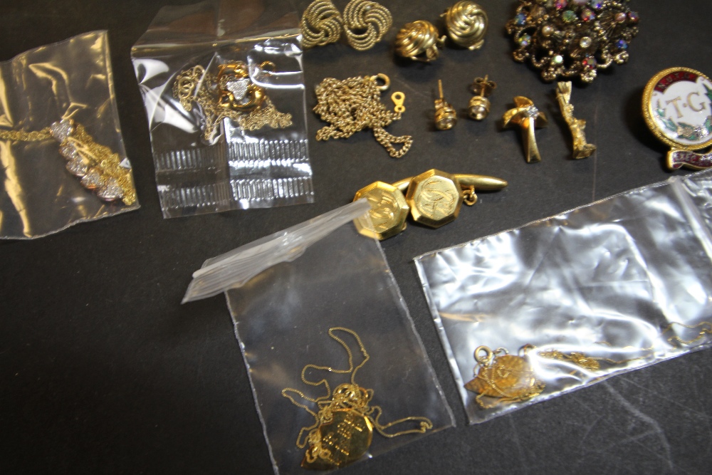 Misc yellow metal & costume jewellery - Image 5 of 5