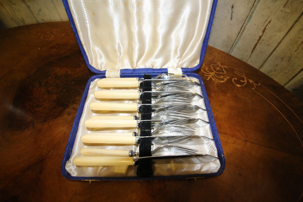 Boxed fish cutlery