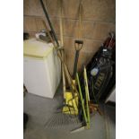 Quantity of garden tools