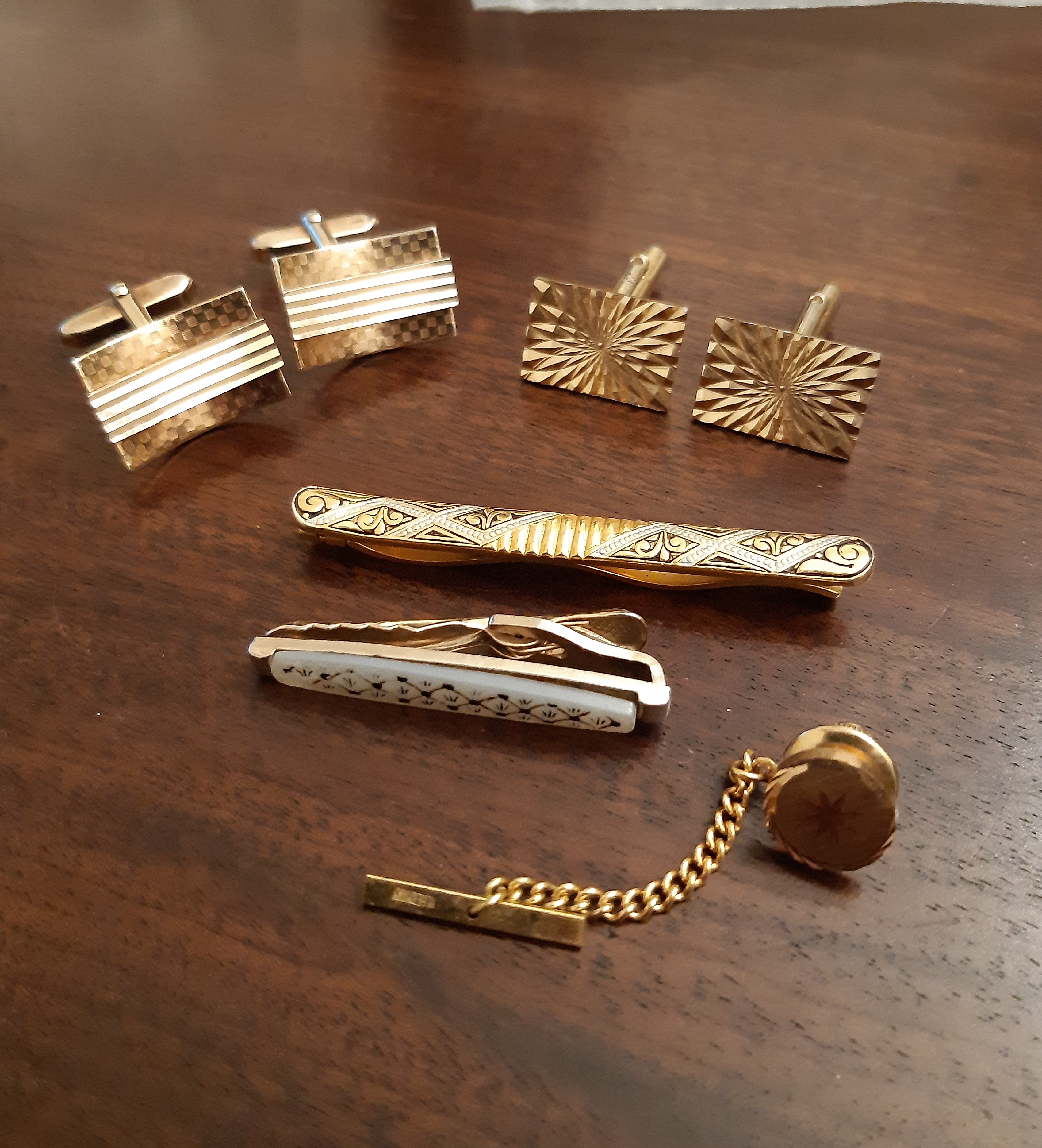 Two pairs of vintage cufflinks, two tieclips and a tiepin