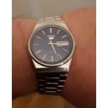 Gents Seiko 5 quartz wristwatch with day/date, blue dial, 35mm stainless steel case, with integral