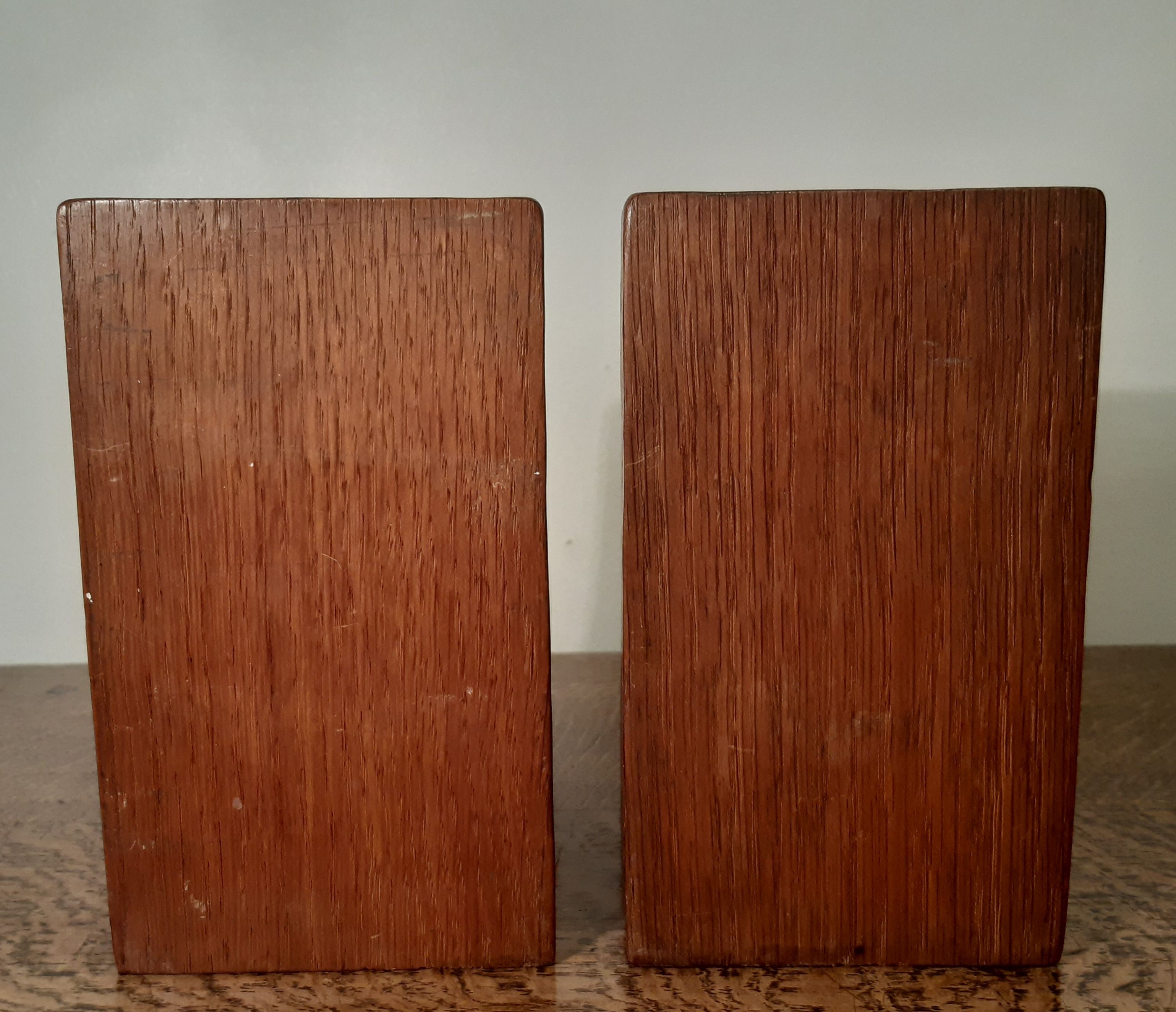 Pair of Robert 'Mouseman' Thompson of Kilburn bookends, each 9cm wide x 9.7cm deep x 15.7/8cm - Image 3 of 6