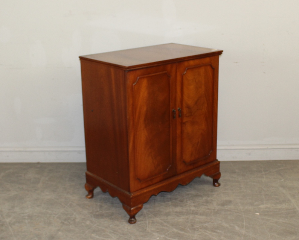 A flame mahogany television cabinet, made in the antique style 90cm x 74cm x 45.5cm