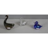 An Avondale mottled glass 'Swan' paperweight, a Swarovski style glass swan and a Ditchfield style