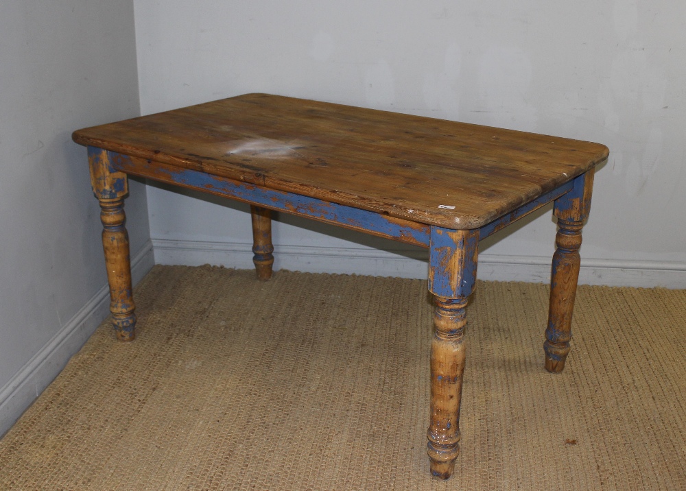 A modern pine farmhouse kitchen table, the rounded rectangular top raised on a blue painted base - Image 3 of 6