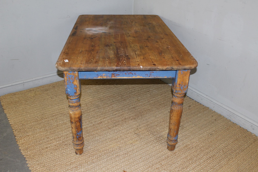 A modern pine farmhouse kitchen table, the rounded rectangular top raised on a blue painted base - Image 4 of 6