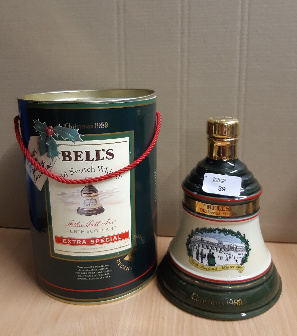 75cl Bells Christmas 1989 blended Scotch Whisky decanter, with gift tin