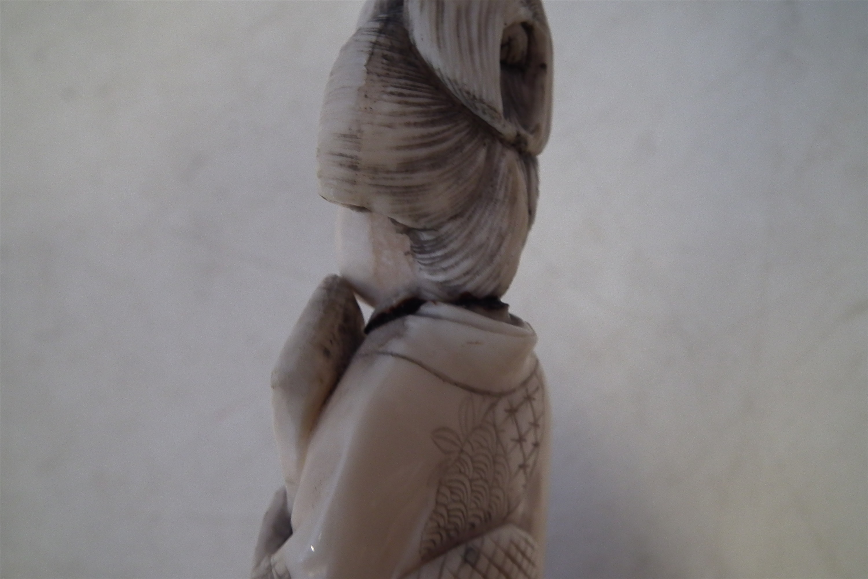 Japanese Ivory okimono, depicting a Geisha holding a book, signed to the base Meiji Period 1868- - Image 7 of 8