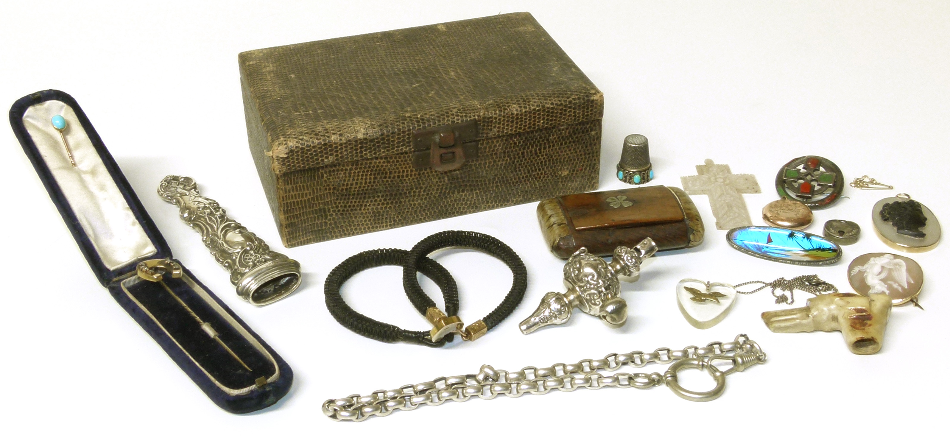 Box of mixed silver, gold and other jewellery items. We are unable to do condition reports on our