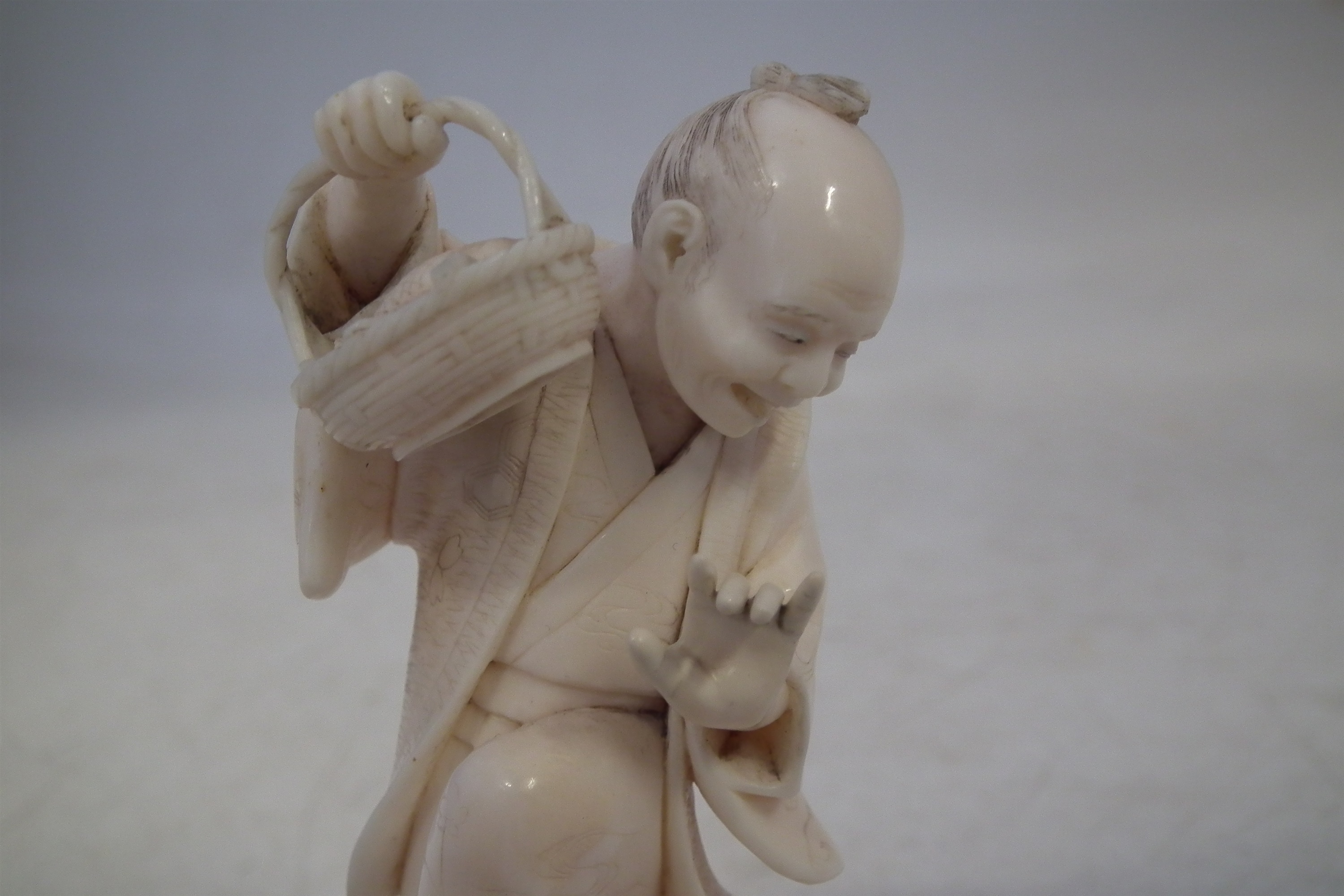 Japanese Ivory okimono, a man scared by a kitten clawing at his leg, signed to the base Meiji Period - Image 2 of 12