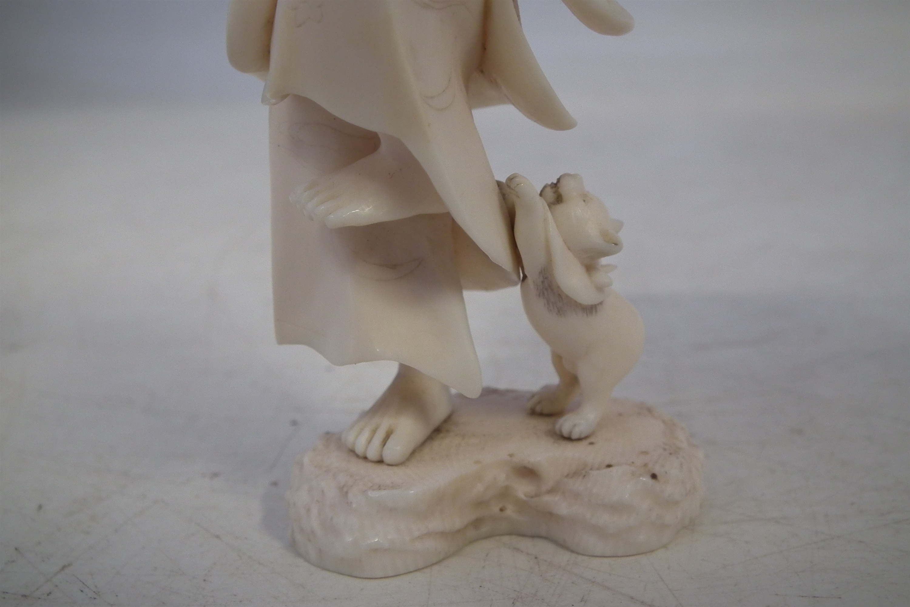 Japanese Ivory okimono, a man scared by a kitten clawing at his leg, signed to the base Meiji Period - Image 3 of 12