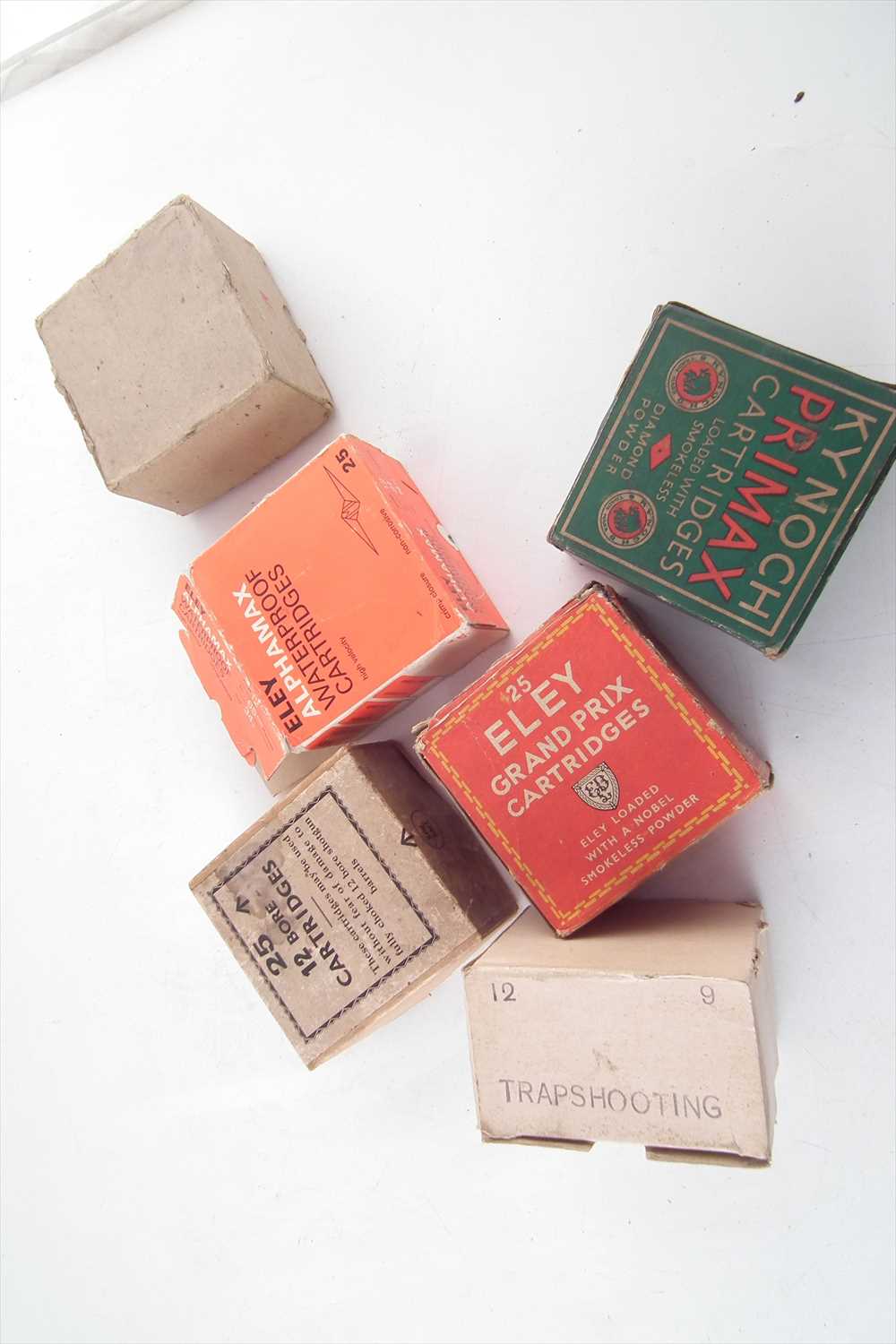 A collection of vintage shotgun ammunition - Image 8 of 9