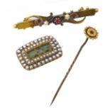 A selection of jewellery, to include an Edwardian 15ct gold ruby and split pearl bar brooch, a