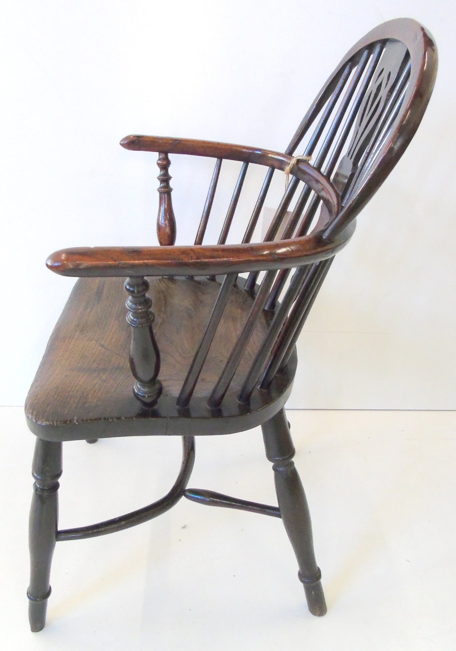 Early 19th century yew and elm low-back Windsor chair - Image 7 of 9