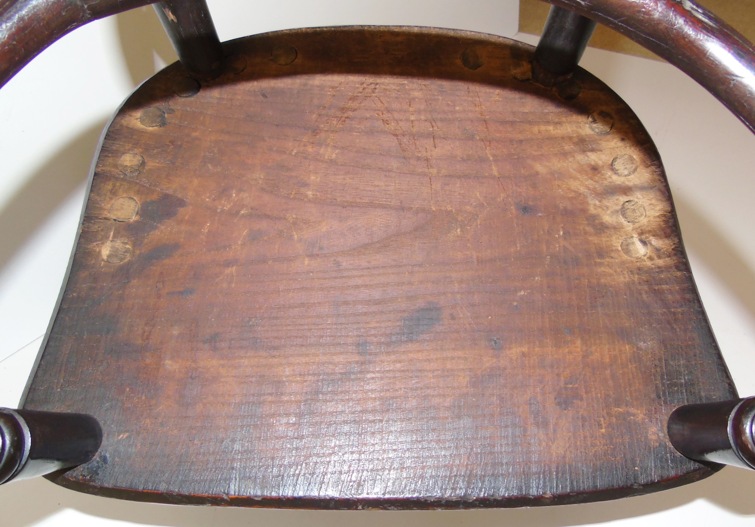 Early 19th century yew and elm low-back Windsor chair - Image 8 of 9