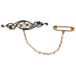 An early 20th Century diamond bar brooch,