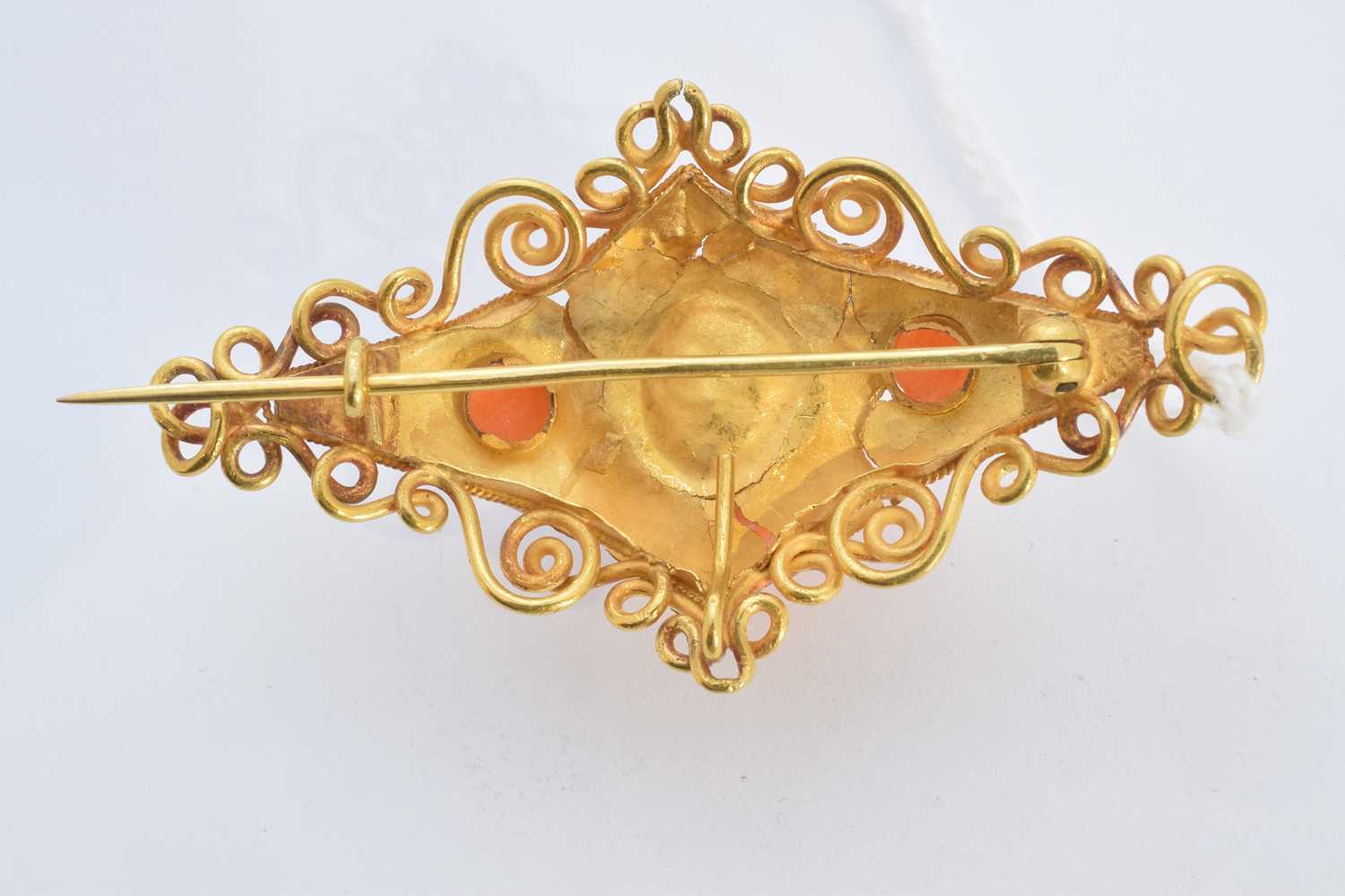 A coral brooch, - Image 2 of 3