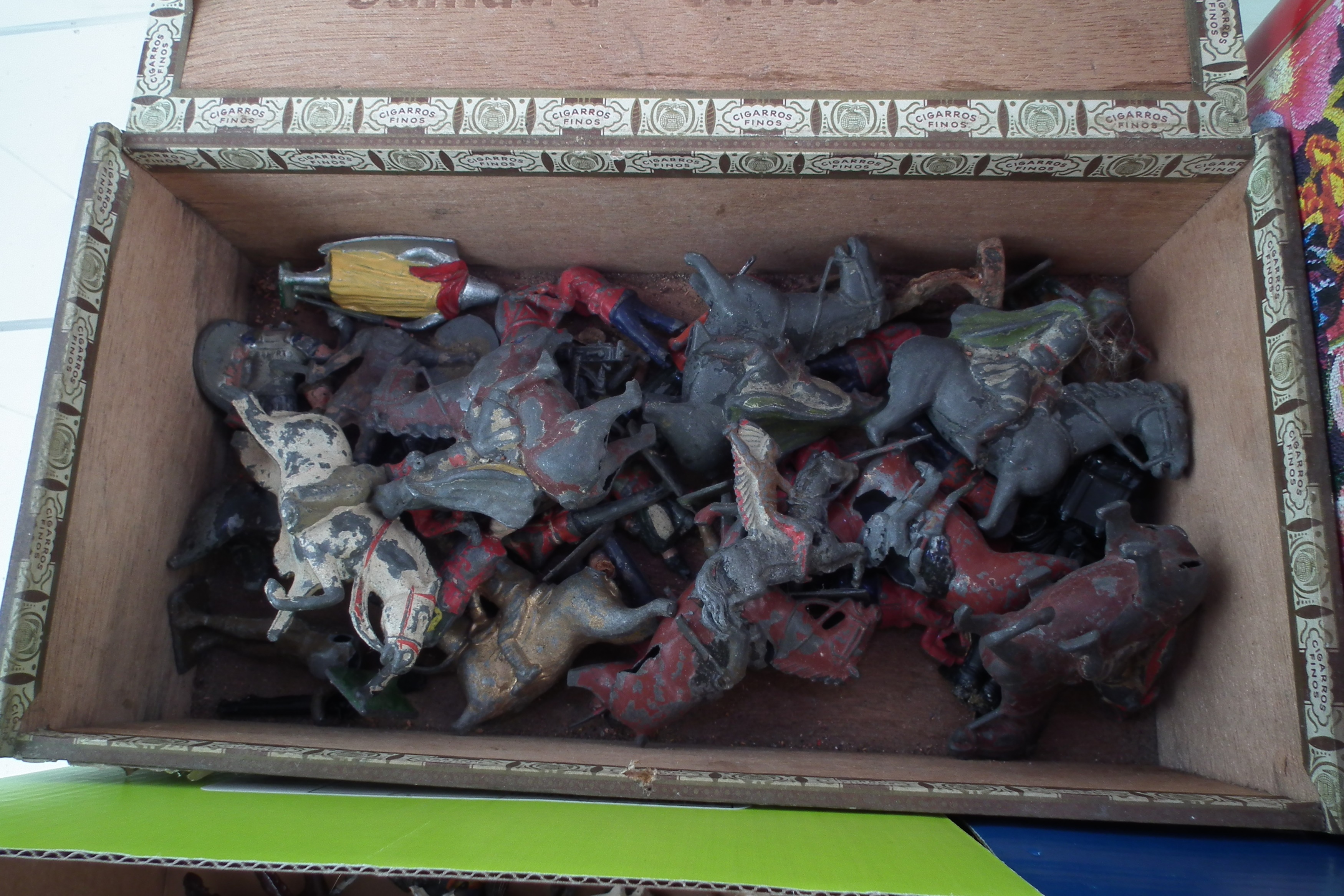 Quantity of metal toy soldiers of various types and conditions - Image 6 of 6