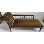 An Edwardian show wood chaise longue, with button back end and spindle side, on turned supports,