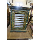 A CONTINENTAL STYLE PAINTED CABINET, HEIGHT 23.5INS X WIDTH 18INS X DEPTH 17INS