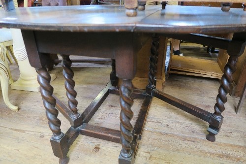 AN OAK GATE LEG TABLE WITH BARLEY TWIST LEGS, MAX LENGTH 60INS X HEIGHT 29INS, TOGETHER WITH A SET - Image 4 of 5