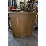 AN OAK CORNER CUPBOARD, HEIGHT 31.5INS X WIDTH 27INS