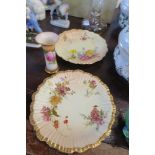 2 ROYAL WORCESTER BLUSH IVORY PLATES, TOGETHER WITH A VASE DECORATED WITH ROSES BY MILLIE HUNT, AF