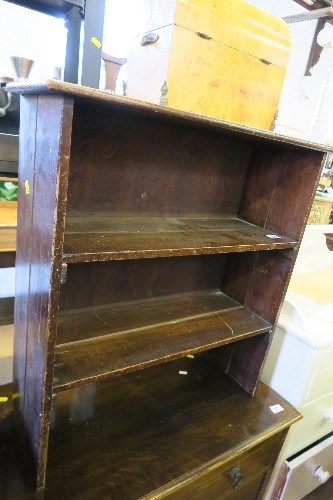 AN EDWARDIAN SIDEBOARD AND DRESSING TABLE, TOGETHER WITH A CHEST OF DRAWERS AND SET OF SHELVES - Image 3 of 4