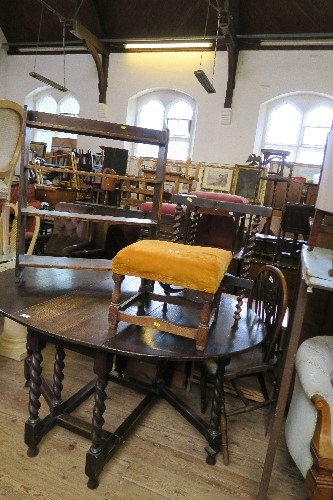 AN OAK GATE LEG TABLE WITH BARLEY TWIST LEGS, MAX LENGTH 60INS X HEIGHT 29INS, TOGETHER WITH A SET