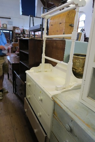 A PAINTED WASH STAND, WIDTH 35INS TOWEL RAIL AND GLAZED CABINET, WIDTH 24INS X HEIGHT 36INS