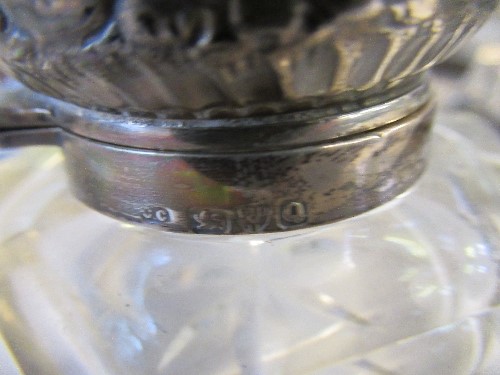 A silver inkwell with glass cut star base, Chester 1899 and a hallmarked silver round box - Image 4 of 4