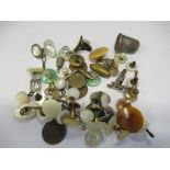 A collection of gentleman's dress accoutrements, and a thimble