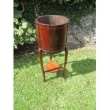 An Edwardian mahogany jardiniere stand