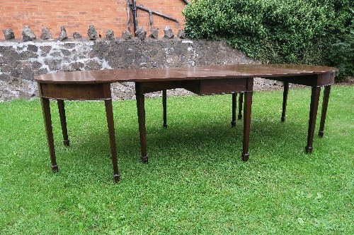 A Regency design mahogany extending D end dining table, comprising two D ends and central gate leg - Image 3 of 5