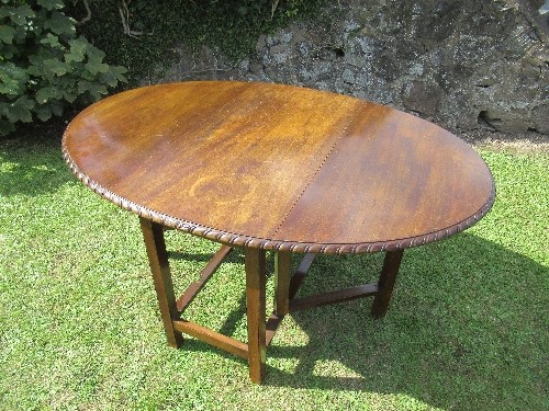 A Georgian style mahogany gate leg table - Image 2 of 2